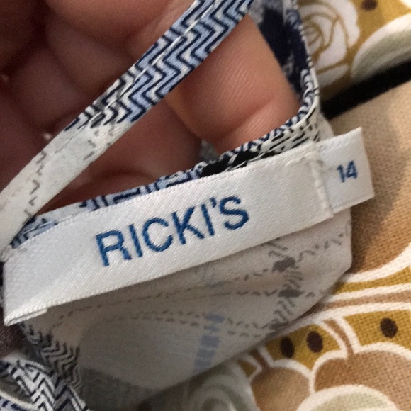 🌻 Ricki’s plaid bell sleeve blouse - Picture 5 of 5